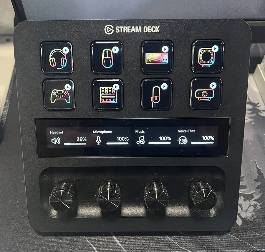 Elgato Stream Deck + con otto tasti a display, una striscia touch e quattro manopole per l'audio